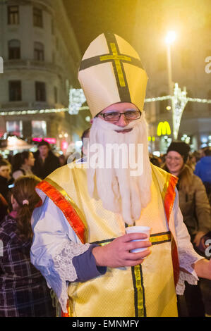 Mann auf Mikulas Kostüm. Nikolaus, Brno, Tschechische Republik Stockfoto