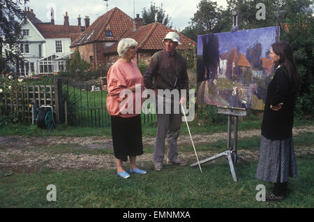 Elizabeth Jane Howard schreibt in ihrem Garten Bungay Suffolk UK mit der blinden Künstlerin Sargy Mann und seiner Frau. Sie sind Nachbarn 1990s 1996 HOMER SYKES Stockfoto