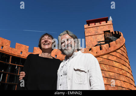 Bregenz, Österreich. 22. April 2015. Marco Arturo Marelli (r), Regisseur und Bühnenbildner der Puccini Oper, die Turandot voraussichtlich diesen Sommer während der Bregenzer Festspiele und Elisabeth Sobotka, Direktor der Bregenzer Festspiele, Premiere, umarmen einander beim Richtfest auf der Seebühne in Bregenz, Österreich, 22. April 2015. Foto: FELIX KAESTLE/Dpa/Alamy Live News Stockfoto