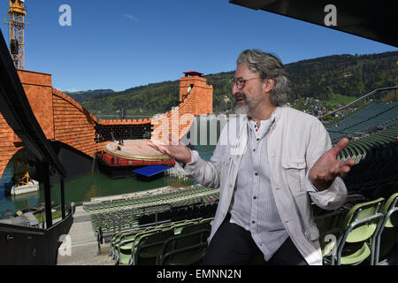 Bregenz, Österreich. 22. April 2015. Marco Arturo Marelli (r), Regisseur und Bühnenbildner der Puccini Oper, die Turandot voraussichtlich diesen Sommer bei den Bregenzer Festspielen Premiere, posiert vor der Seebühne in Bregenz, Österreich, 22. April 2015, wo eine Oper durchgeführt wird. Das Bühnenbild, ein Modell von der chinesischen Mauer kann im Hintergrund zu sehen. Foto: FELIX KAESTLE/Dpa/Alamy Live News Stockfoto