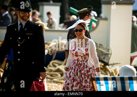 CHICHESTER, ENGLAND - 12.-14. September 2014: Historische Automobil Rennsport Festlichkeiten auf und abseits der Rennstrecke für das Goodwood Revival. Das Revival feiert das goldene Zeitalter des Motorsports auf dem Goodwood Motor Circuit, von 1948 bis 1966. Stockfoto