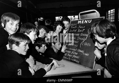 Kinder warten auf Schulspeisung, überprüfen was auf der Speisekarte ist für heute, Freitag, 28. Mai 1971. Stockfoto