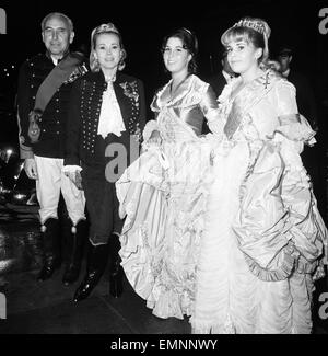 Schauspielerin Zsa Zsa Gabor veranstaltet eine Party heute Abend für über 200 Gäste im Les Ambassadeurs Club in Hamilton Place, London 9. Juli 1964. Abgebildet in Husaren-Uniform gekleidet. Auch im Bild: Ehemann Herbert Hunter & Tochter Constance Hilton aka Francesca Hilton. Stockfoto