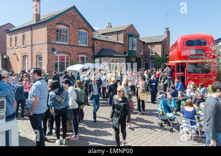 Besucher genießen die Digbeth Food Festival in Birmingham Stockfoto