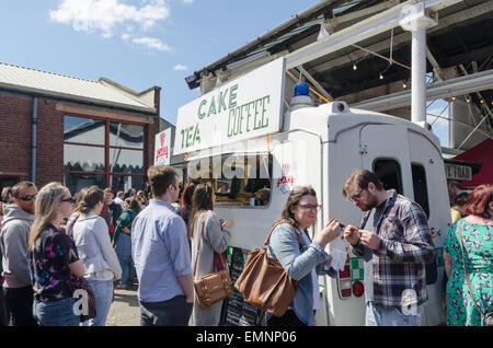 Besucher genießen die Digbeth Food Festival in Birmingham Stockfoto