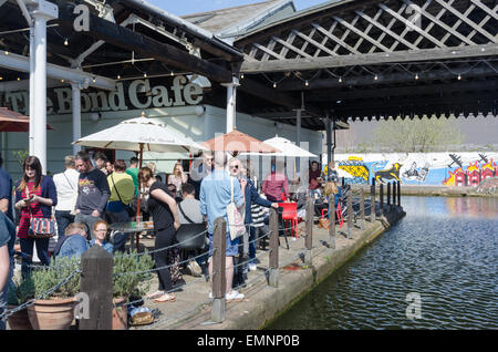 Besucher genießen die Digbeth Food Festival in Birmingham Stockfoto