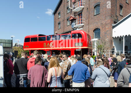 Besucher genießen die Digbeth Food Festival in Birmingham Stockfoto