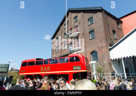 Besucher genießen die Digbeth Food Festival in Birmingham Stockfoto