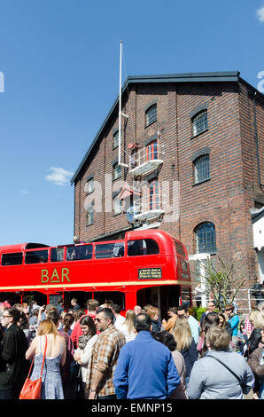 Besucher genießen die Digbeth Food Festival in Birmingham Stockfoto