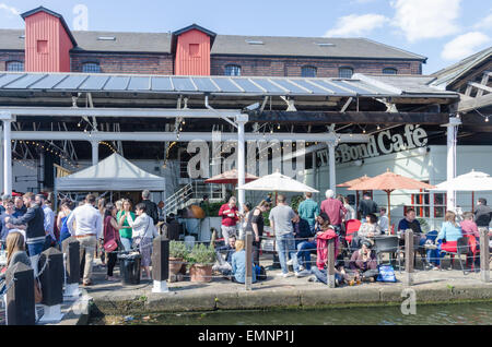 Besucher genießen die Digbeth Food Festival in Birmingham Stockfoto