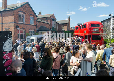 Besucher genießen die Digbeth Food Festival in Birmingham Stockfoto