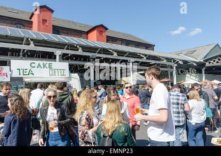 Besucher genießen die Digbeth Food Festival in Birmingham Stockfoto