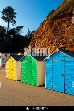 Bunt bemalten farbigen hölzernen traditionellen Strandhütten auf der Promenade am Seaton ein Badeort im Süden Devon England UK Stockfoto