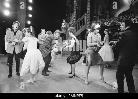 Richard Gere als Danny Zuko (links) hier zu sehen auf der Bühne im Teatro Coventry während einer Generalprobe für Fett. Der Musikshow gesetzt in den 1950er Jahren tourt der Provinzen, bevor wir ins Londoner West End. 30. Mai 1973 Stockfoto