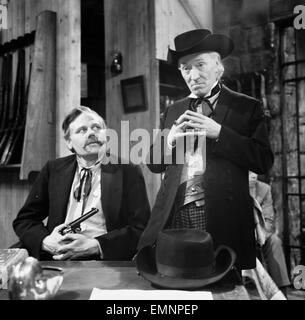 Schauspieler Proben für neue Dr Who Geschichte - The Revolverhelden - bei BBC Television Centre London 22. April 1966. Im Bild: William Hartnell - der erste Arzt & John Alderson, Wyatt Earp spielt Stockfoto