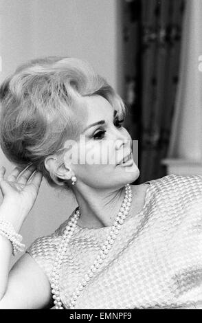 Schauspielerin Zsa Zsa Gabor abgebildet auf ein Hotel in West London, Samstag, 12. März 1966. Frisch vermählte Zsa Zsa Gabor flog in London gestern nach einer vierzehntägigen Flitterwochen mit neuen / fünften Mann, Texas Millionär Joshua Cosden beginnen. Stockfoto