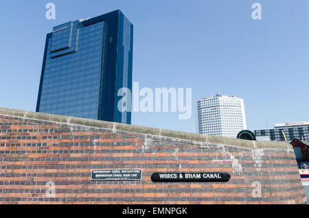 Das Hyatt Hotel und Alpha Tower betrachtet aus dem Kanal in Gas Street Basin, Stadtzentrum von Birmingham Stockfoto
