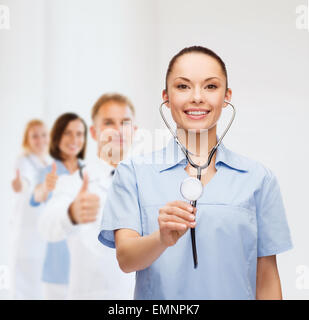 lächelnd Ärztin oder Krankenschwester mit Stethoskop Stockfoto