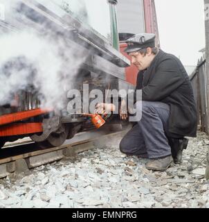 Die wieder-Bahn ist die älteste unabhängige Eisenbahn-Gesellschaft in der Welt - wird durch ein Gesetz des Parlaments im Jahre 1832 gegründet. Der Fahrer von der Lokomotive "Prinz" gesehen, hier vor den Zug für die Ausreise von Porthmadog. 24. April 1980 Stockfoto