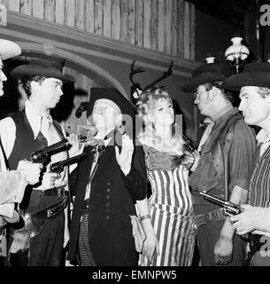 Schauspieler Proben für neue Dr Who Geschichte - The Revolverhelden - bei BBC Television Centre London 22. April 1966. Im Bild: William Hartnell - der erste Arzt & Sheena Marsh, Kate, abgebildet in einem Hold-up Szene in einem Western Saloon Bar spielt. Stockfoto