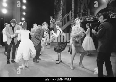 Richard Gere als Danny Zuko (links) hier zu sehen auf der Bühne im Teatro Coventry während einer Generalprobe für Fett. Der Musikshow gesetzt in den 1950er Jahren tourt der Provinzen, bevor wir ins Londoner West End. 30. Mai 1973 Stockfoto