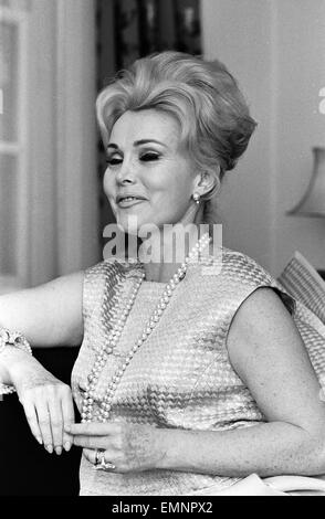 Schauspielerin Zsa Zsa Gabor abgebildet auf ein Hotel in West London, Samstag, 12. März 1966. Frisch vermählte Zsa Zsa Gabor flog in London gestern nach einer vierzehntägigen Flitterwochen mit neuen / fünften Mann, Texas Millionär Joshua Cosden beginnen. Stockfoto