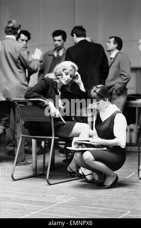 Schauspieler Proben für neue Dr Who Geschichte - The Revolverhelden - in eine Bohrmaschine Hall in Shepherds Bush London 20. April 1966. Im Bild: Sheena Marsh, spielt Kate & Jackie Lane, Dodo spielt, während der Pause, William Hartnell im Hintergrund abgebildet. Stockfoto