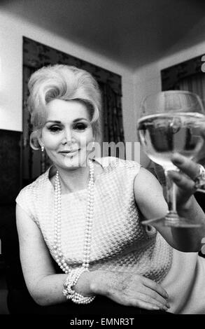 Schauspielerin Zsa Zsa Gabor abgebildet auf ein Hotel in West London, Samstag, 12. März 1966. Frisch vermählte Zsa Zsa Gabor flog in London gestern nach einer vierzehntägigen Flitterwochen mit neuen / fünften Mann, Texas Millionär Joshua Cosden beginnen. Stockfoto