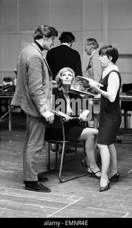 Schauspieler Proben für neue Dr Who Geschichte - The Revolverhelden - in eine Bohrmaschine Hall in Shepherds Bush London 20. April 1966. Auf dem Bild: Peter Purves, Steven Taylor spielt, im Bild Sheena Marsh, spielt Kate & Jackie Lane, Dodo spielt, während der Pause, William Hartnell im Hintergrund. Stockfoto