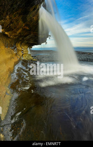Sandcut Strand-Wasserfall im Frühling Fluss Jordan River, Britisch-Kolumbien, Kanada. Stockfoto