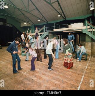 Richard Gere als Danny Zuko (links) gesehen hier in der Probe mit dem Rest der Besetzung von Fett an einen ungenannten Proberaum in London vor ihrer Tour der Provinzen vor der Show trifft die West End Bühne. 24. Mai 1973 Stockfoto