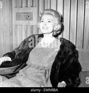 Schauspielerin Zsa Zsa Gabor kommt am Flughafen London Heathrow, Freitag, 14. November 1958. Stockfoto