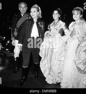 Schauspielerin Zsa Zsa Gabor veranstaltet eine Party heute Abend für über 200 Gäste im Les Ambassadeurs Club in Hamilton Place, London 9. Juli 1964. Abgebildet in Husaren-Uniform gekleidet. Auch im Bild: Ehemann Herbert Hunter & Tochter Constance Hilton aka Francesca Hilton. Stockfoto