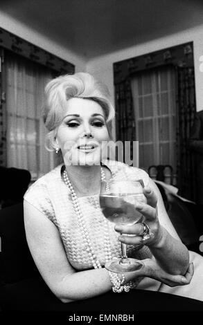 Schauspielerin Zsa Zsa Gabor abgebildet auf ein Hotel in West London, Samstag, 12. März 1966. Frisch vermählte Zsa Zsa Gabor flog in London gestern nach einer vierzehntägigen Flitterwochen mit neuen / fünften Mann, Texas Millionär Joshua Cosden beginnen. Stockfoto