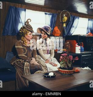 Von links nach rechts Barbara Windsor als frech Nancy und Una Stubbs als Tante Sally, gesehen hier während einer Pause bei den Dreharbeiten von Southern Television Childrens Serie Worzel Gummidge chatten. 21. Oktober 1980 Stockfoto