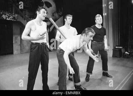 Mitglieder der Besetzung von Fett während einer Generalprobe im Teatro Coventry hier auf der Bühne zu sehen. Die Show inmitten der 50er Jahre Rock ' n Roll Jahre tourt die Provinzen, bevor wir ins Londoner West End. 30. Mai 1973 Stockfoto