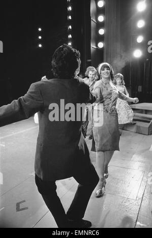 Mitglieder der Besetzung von Fett, die hier zu sehen auf der Bühne im Teatro Coventry während einer Generalprobe. Der Musikshow gesetzt in den 1950er Jahren tourt der Provinzen, bevor wir ins Londoner West End. 30. Mai 1973 Stockfoto
