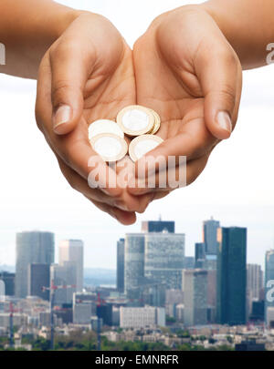 Womans schalenförmige Hände mit Euro-Münzen Stockfoto