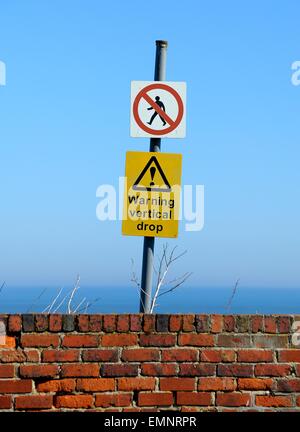 Eine Warnung Höhenunterschied Zeichen auf einer Klippe. Whitby, North Yorkshire, England, UK Stockfoto