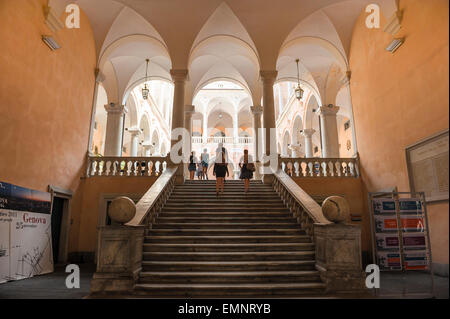 Menschen museum Italien, Ansicht von Touristen klettern die Treppe zum grossen Innenhof des Palazzo Doria den Tursi, Genua, Genua, Ligurien, Italien. Stockfoto