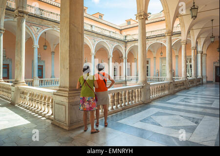 Ältere Freundinnen, Rückansicht von zwei Freundinnen im Palazzo Tursi in Genua mit Blick auf den Innenhof des Museums, Genua, Ligurien, Italien Stockfoto