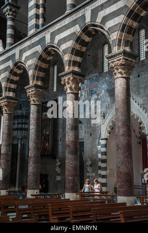 Der Dom von Genua, das Innere der Kathedrale in Genua, die Kathedrale San Lorenzo, Genua, Ligurien, Italien. Stockfoto