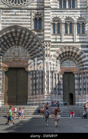 Kathedrale von Genua, Blick auf die markante schwarz-weiße Dekoration des Eingangs zur Cattedrale di San Lorenzo in Genua, Ligurien, Italien. Stockfoto