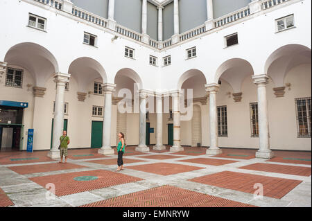 Genua Museum, Touristen im Palazzo Ducale in Genua Pause, um die Architektur des Hofes zu studieren, Genua, Ligurien, Italien. Stockfoto