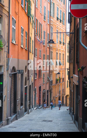 Genua Altstadt, Blick auf eine typische schmale Straße im mittelalterlichen Herzen von Genua - das Centro Storico - Ligurien, Italien. Stockfoto