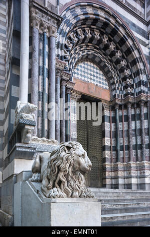 Der Dom von Genua, die markanten schwarzen und weißen Marmor Eingang der Kathedrale San Lorenzo in Genua, Ligurien, Italien. Stockfoto