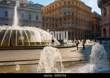 Genua Piazza de Ferrari, Blick auf Touristen fotografieren einander neben dem eleganten Brunnenkomplex in Genua's Piazza de Ferrari, Italien. Stockfoto