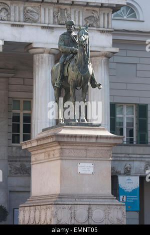 Genua Piazza de Ferrari, Blick auf die imposante Bronzestatue von Guiseppe Garibaldi in der Piazza de Ferrari in Genua, Ligurien, Italien. Stockfoto