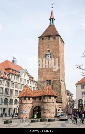 Nürnberg, Deutschland - APRIL 9: Tourist in der Weisser Turm Tower in Nürnberg, Deutschland am 9. April 2015. Nürnberg ist die zweite Stockfoto