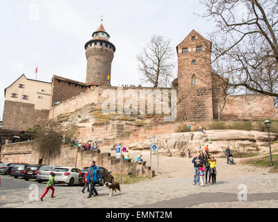 Nürnberg, Deutschland - APRIL 9: Tourist auf der Kaiserburg in Nürnberg, Deutschland am 9. April 2015. Die berühmte mittelalterliche Burg wurde b Stockfoto